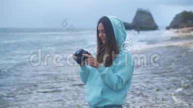 女孩拍摄照片视频dslr无镜相机海洋背景4k